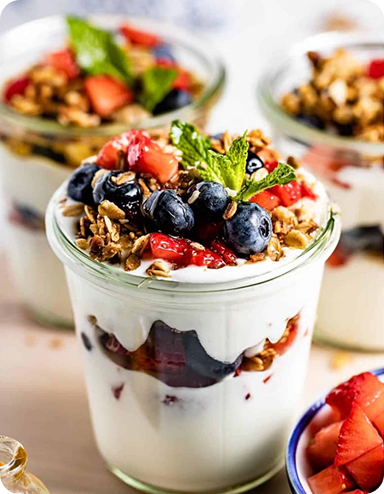 Granola & berry parfait